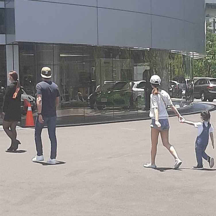 霍建华|林心如霍建华一家三口逛街被偶遇，小海豚身高到妈妈腰部背影可爱