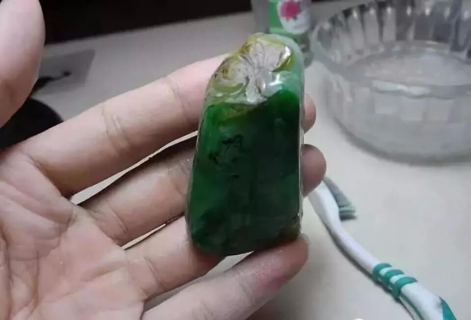 [翡翠]俏色巧雕，玉雕师这样设计三彩翡翠原石！