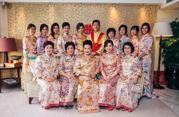 |带你看看薛家燕在香港的家，出道已经60年了，家里沙发还用布艺的