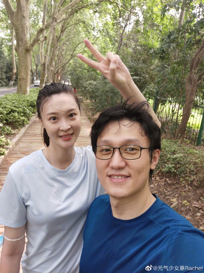 区俊炫|惠若琪带妹妹喂小鹿庆祝减肥，老公安排吃龙虾 张继科爸妈夸小惠