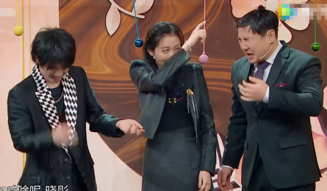 贾玲■关晓彤被旁边两人连累淋雨，当镜头扫到贾玲，看清表情，笑出腹肌