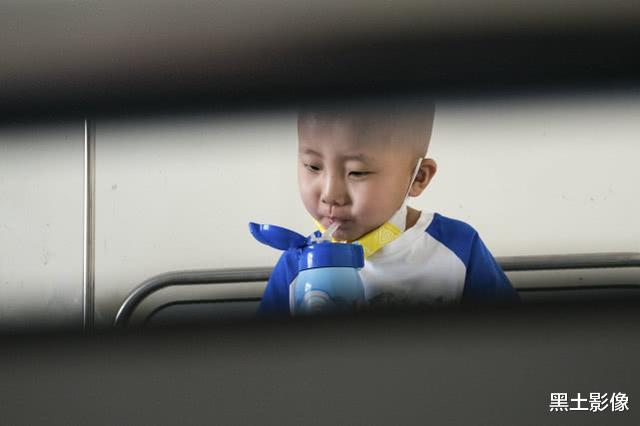 嘉兴：男子二婚娶漂亮媳妇生双胞胎，感觉人生达到巅峰，孩子长大傻眼了