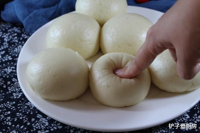 『馒头』蒸馒头，只放酵母是不对的！多加2样，馒头蓬松柔软，按下就反弹