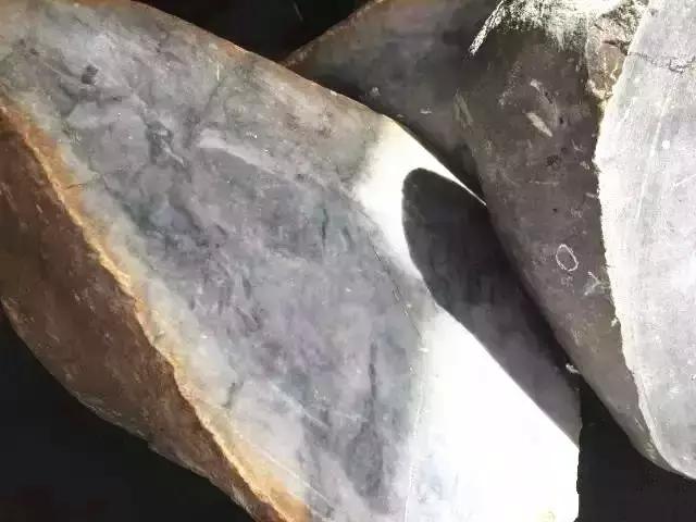 翡翠▲同样是300万切的石头，一刀下去，几家欢喜几家愁！