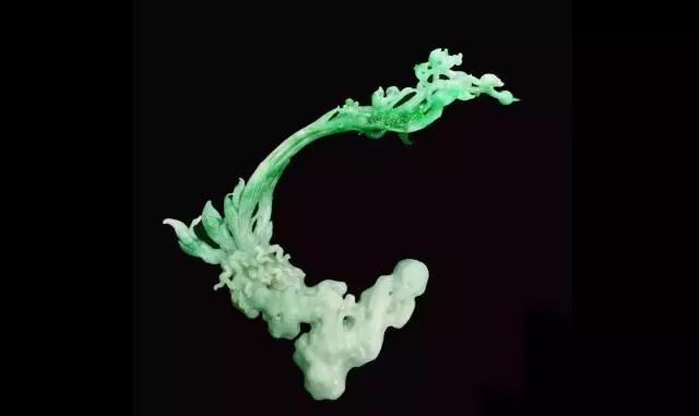 翡翠▲翡翠原石边角料千万不要丢，制成山水牌、戒面、小珠子能卖不少钱