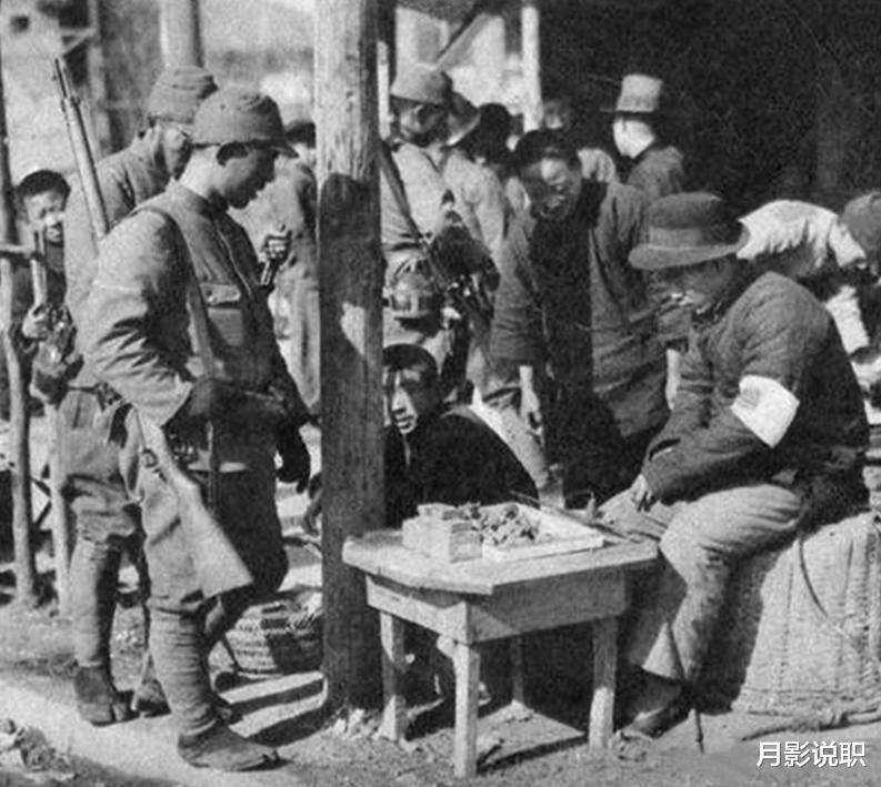 大屠杀|镜头下真实的日本鬼子，图7日本历史书上的南京大屠杀，颠倒黑白，真无耻！
