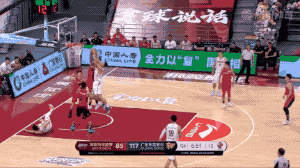 「苏伟」CBA险酿冲突,裁判发现不对劲响哨警告,杜锋马上将他换下!