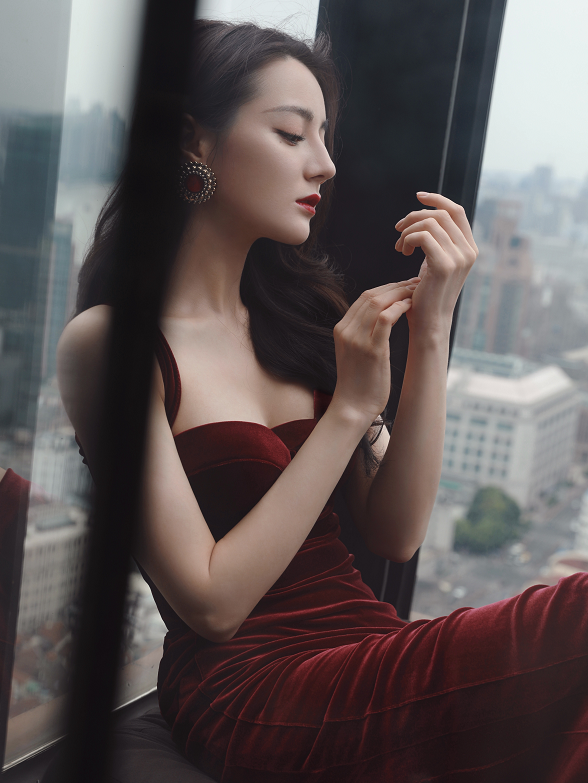 迪丽热巴|迪丽热巴披肩发型和丸子头的差距,刘海梳起,气质与众不同