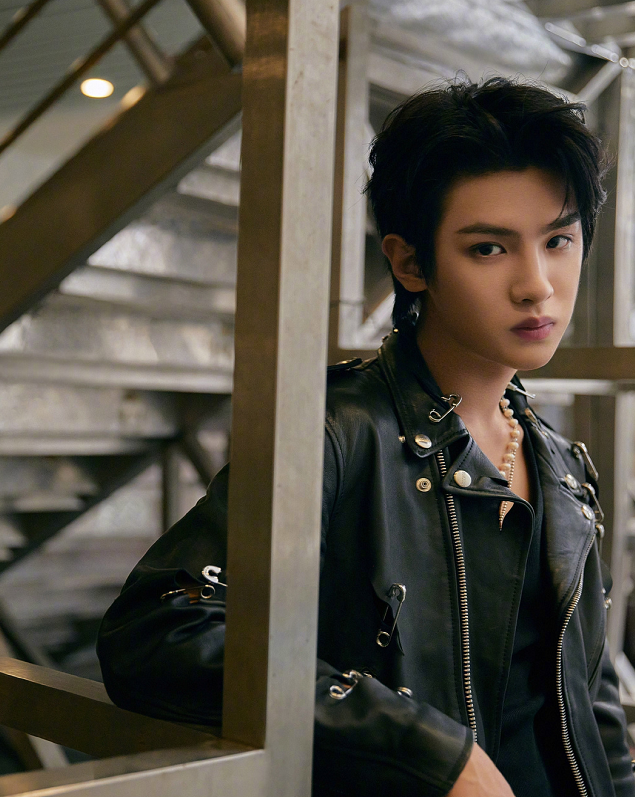 彭昱畅|黄明昊还是摇钱树?乐华发声明洗白,细节看出龙丹妮已放弃周震南