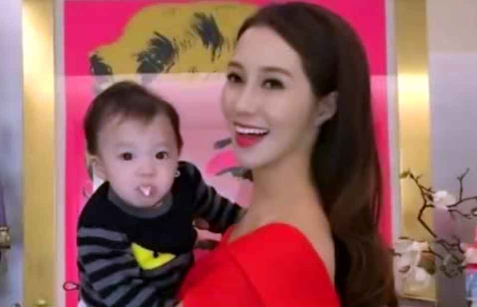 [豪门]洪金宝想力捧她，李家诚甘愿为她花费10个亿，8年生4胎坐稳豪门