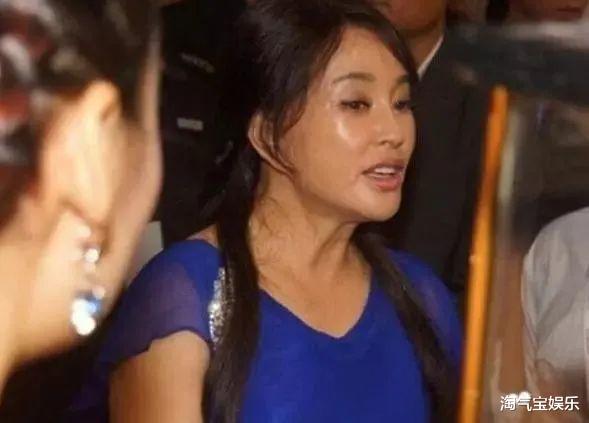 刘晓庆|刘晓庆怎么了！网友害怕：体态狂胖50斤，“硅胶脸”油腻畸形！