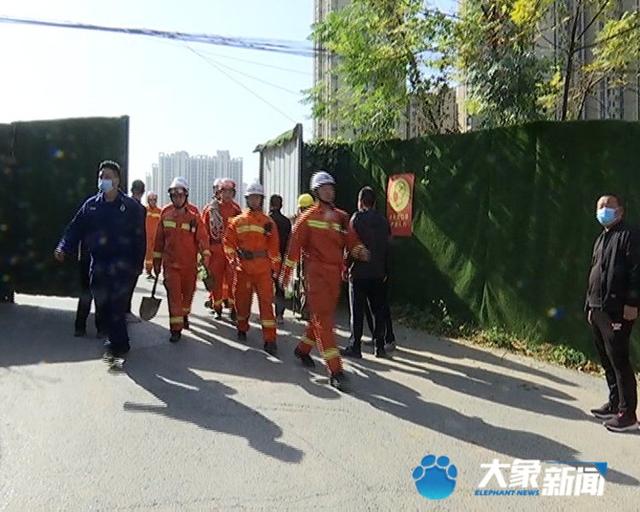 大象新闻|郑州一工地挖管道深坑时发生坍塌，致2死2伤