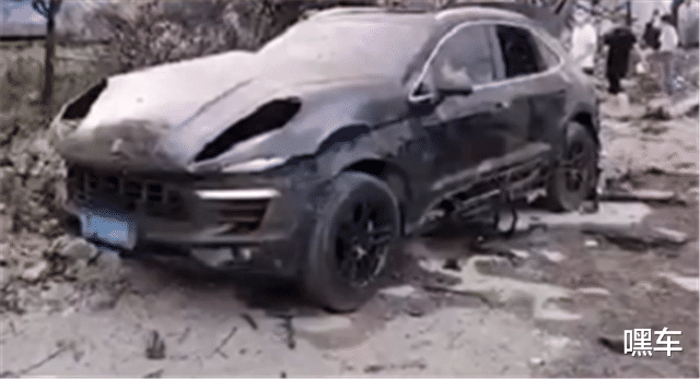 保时捷▲温岭油罐车爆炸现场，20多台车烧毁，最贵保时捷，每台车只剩空壳