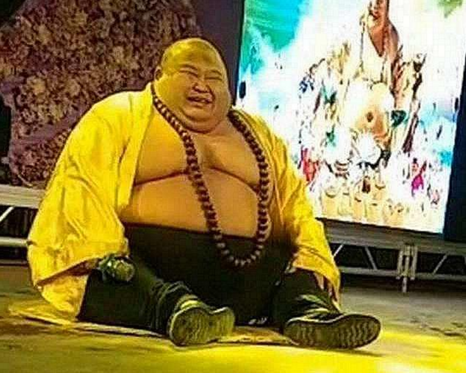 墨语笙歌|小伙因外貌神似弥勒佛,被富婆“供养”成为网红,后来结局如何