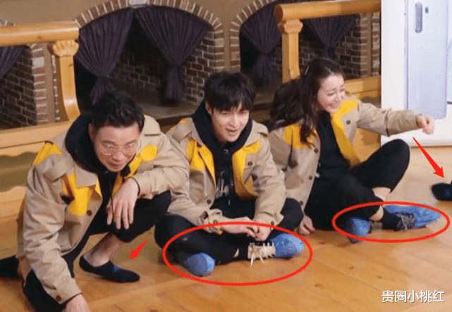 迪丽热巴@进桑拿房规定要脱鞋子，张艺兴却为啥不脱？看到迪丽热巴，我瞬间明白了