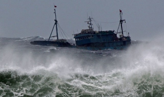 驱逐舰|美航母舰队突遭强敌，100多架战机被毁，3艘驱逐舰葬身大海
