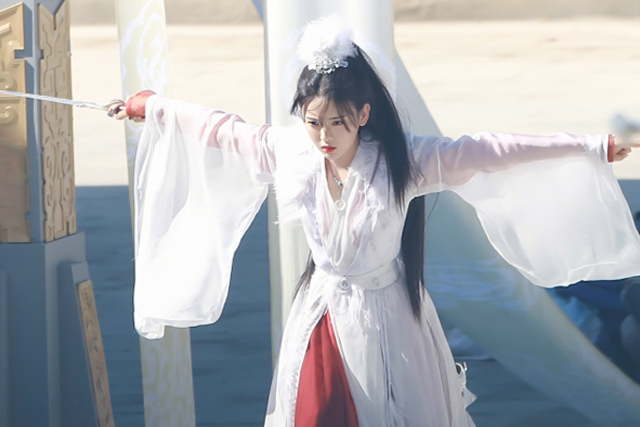 『』杨超越《神医凰后》火凤舞剑好酷，君临渊灿若繁星，皇后本色