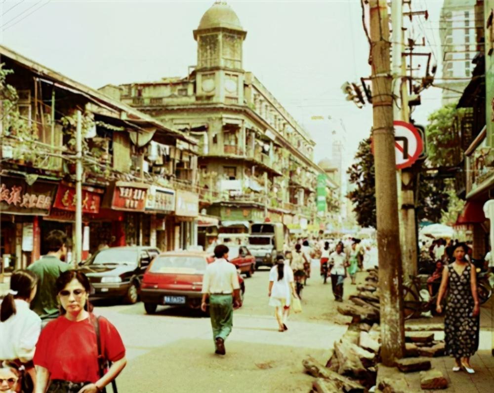 电影|1993年，他带自家狗参演电影《老人与狗》，拍完后人与狗皆被枪决