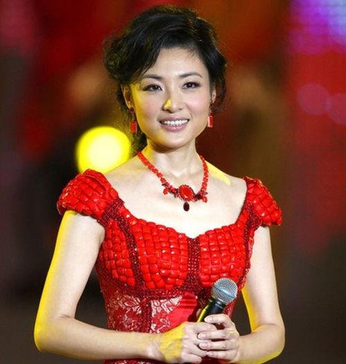 周涛▲主持17次春晚，却在当红之际转为幕后，如今52岁的她仍宛如少女