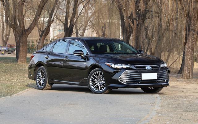 亚洲龙@入华零减配的合资B级，车长近5米，实测油耗仅5.4L，还配10个气囊