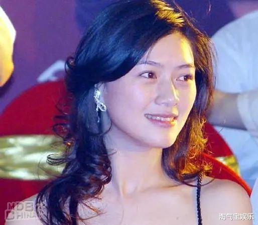 陆毅|她曾是陆毅女友，丈夫入狱后去世守寡10年，如今美如少女