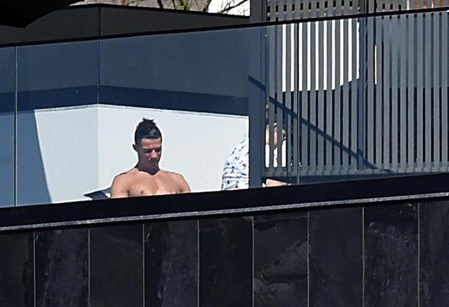 C罗@C罗全家继续豪宅自我隔离,训练度假两不误,与家人享受美好时光