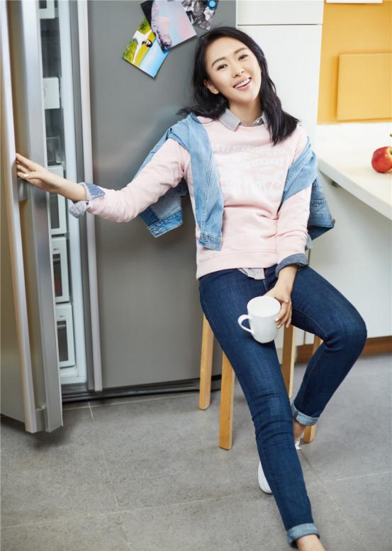 西裤|童瑶短发也太帅了，穿黑色西裤显潇洒，两排闪亮扣子真抢镜