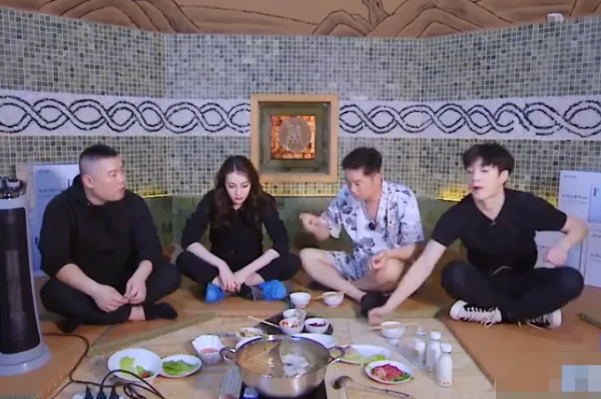 迪丽热巴@极挑发布会，谁注意热巴张艺兴的出场方式？意外了