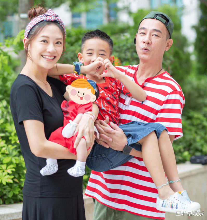 jasper|应采儿晒一家四口合照后，两夫妻教Jasper钢琴照曝光，画面太温馨