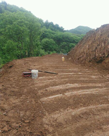 苦逼男开山建房, 3000元买2亩地, 但是平场地花4万多, 还要做护坡