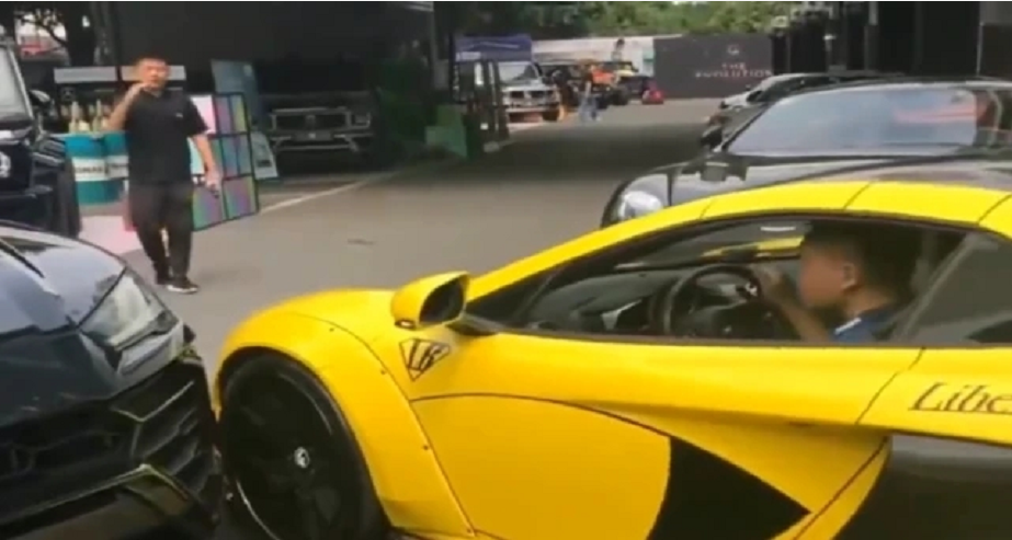 |左边车300万，右边车500万，小伙被夹中间：不走了还不行