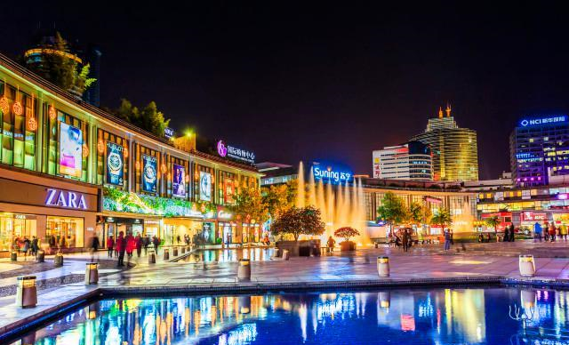 宁波：宁波“最具活力”的广场，是购物者的天堂，旅行家的首选地