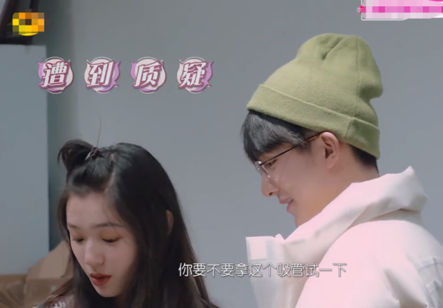 #林允#张新成喝林允的奶茶，不用吸管，谁注意他咋喝的？不仅绅士还环保