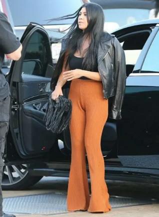 「金·卡戴珊」卡戴珊大姐侧卧泳池边，1米52的身高不耽误秀身材，腿比豪宅吸睛