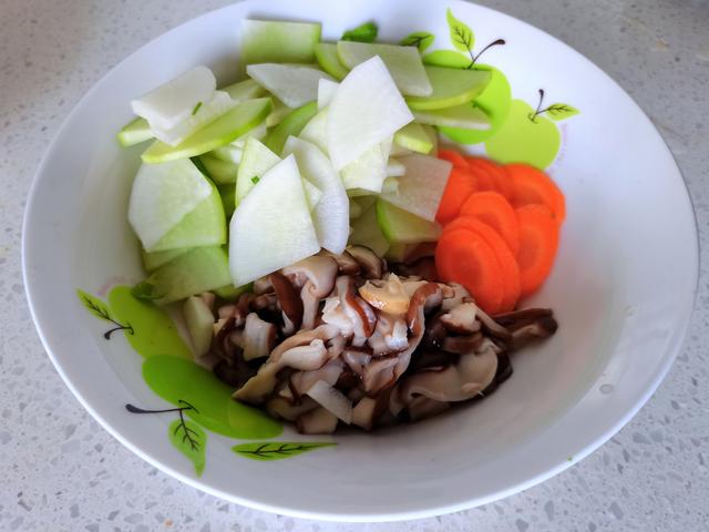 青萝卜|三伏天，要多吃此菜，煮一煮清淡鲜美，10分钟上桌，强筋骨除湿气