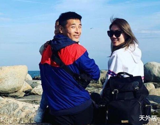 [武磊]登热搜！白岩松连线武磊，中国一哥全程紧张，但2个字让采访升华