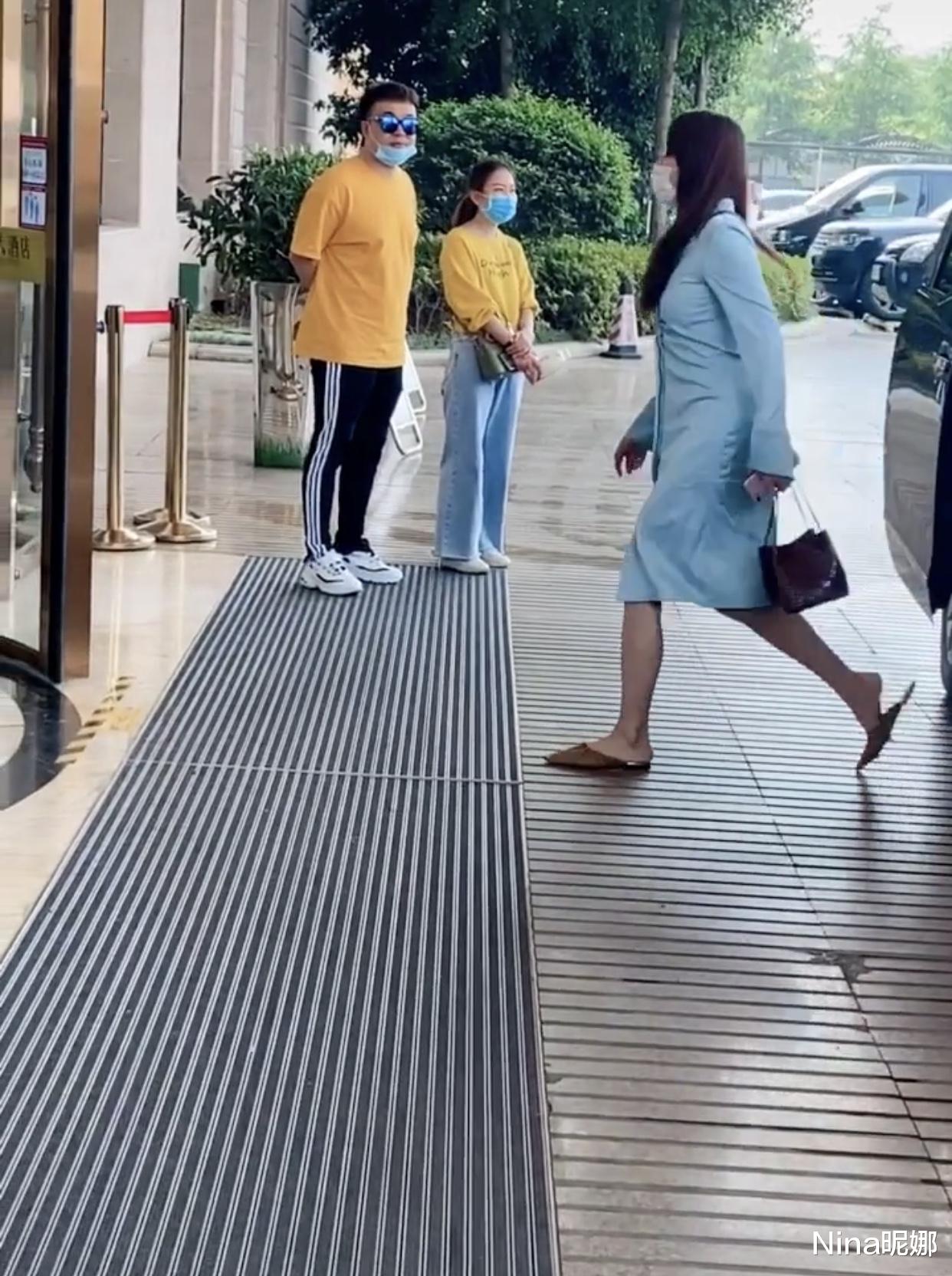 唐嫣■41岁唐嫣刚生龙凤胎就发福？蓝色裙86斤穿出116斤，腰粗体胖大变样