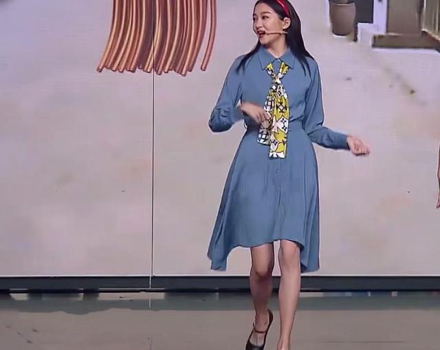 关晓彤▲都说关晓彤五官长得精致，晒出妈妈孕期照，看清长相，终于明白了
