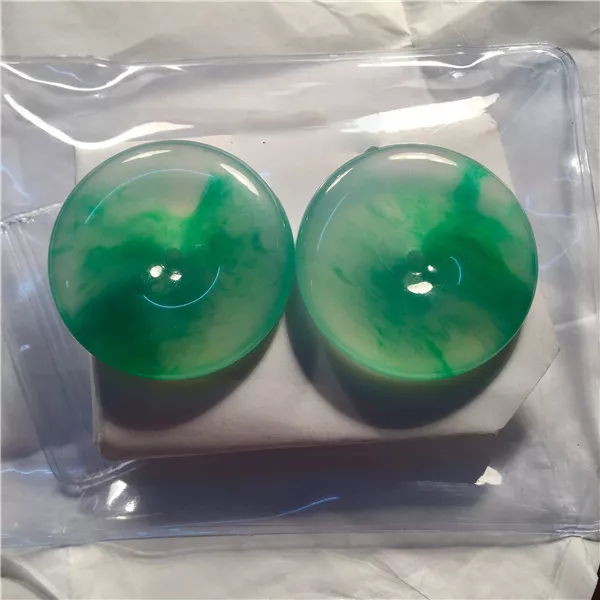 翡翠▲用剩下的翡翠边角料出了四个飘花平安扣，旁人欲高价购买货主却死活不卖！