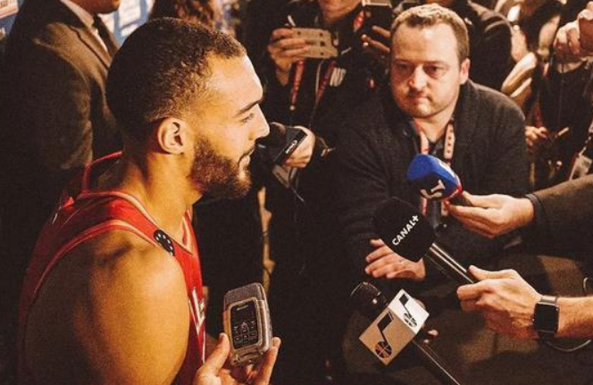 「湖人队」又一个霍华德!NBA停摆湖人新援仍努力训练,老詹到底有什么魔力?