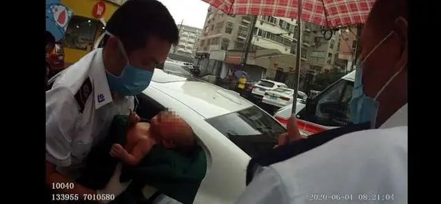民警▲车主忘关车窗,后座多了个刚出生的孩子,还带着血迹