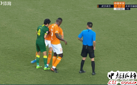 中超|中超再现超罕见1幕：前国脚假装受伤，主裁判追到场外出牌！