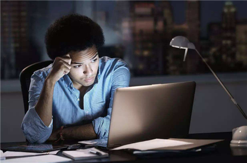 【高考状元】38岁的高考状元在美国面临辞退,却坚持不回国,绝望地从顶楼跳下