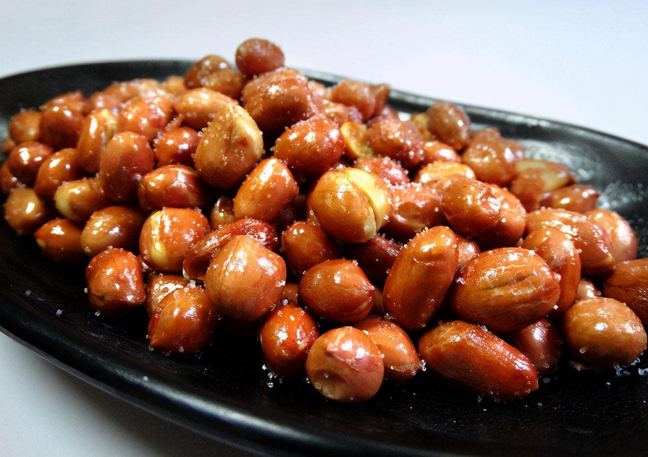 |为啥饭店餐前会上一碟花生米?你以为是白送?那其实是店家的套路