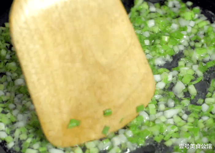 『葱油鸡』葱油鸡5分钟烹饪秘诀，鲜香嫩滑，软烂脱骨，一盘上桌不够吃