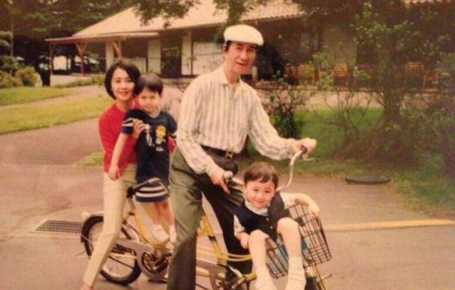 梁安琪▲看看年轻时的四太梁安琪究竟有多美，难怪会让赌王何鸿燊为之倾倒