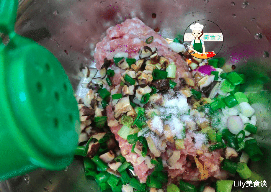 土豆@儿子最馋这蒸菜，蒸一蒸15分钟就好，满满都是料，做法简单营养足