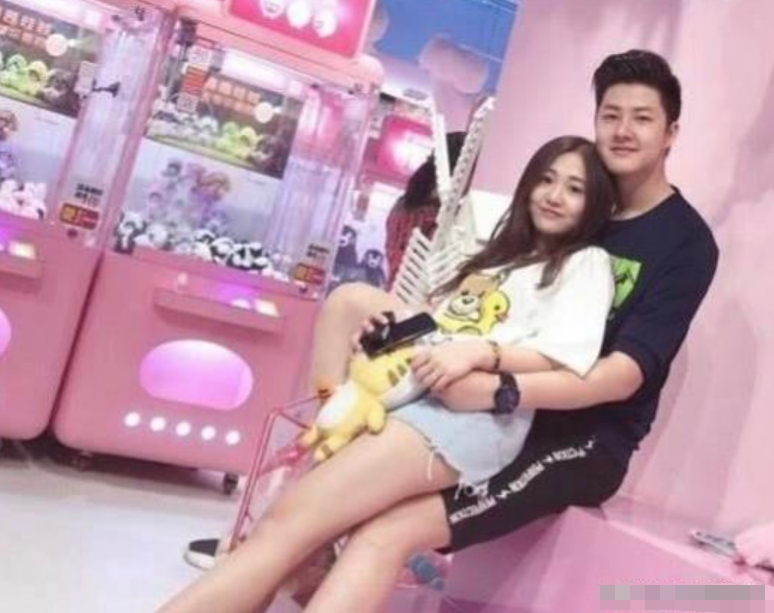 「央视」54岁金龟子,与前央视主持王宁低调恩爱32年,女儿身材高挑很漂亮