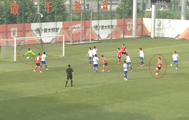 「王大雷」上哪说理去？鲁能狂攻却遭偷袭，王大雷走神了，趴地郁闷不已