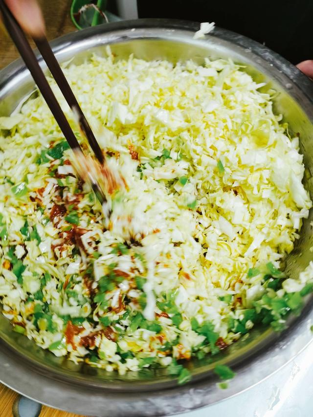 『饺子』5月包饺子就包这个馅，韭菜靠边站，咬一口满嘴爆汁，又鲜又香